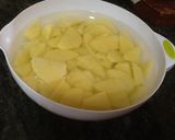 Foto del paso 2 de la receta Sartén de patatas, huevos y salchichas con queso mozarella