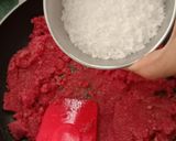 A picture of step 2 of Beetroot suji halwa.