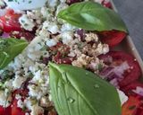 Une image de l'étape 2 de 🍅 Salade tomates, burrata, feta, basilic & oignons.