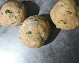 A picture of step 3 of Onion Paratha.