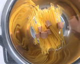 Foto langkah ke 1 dari resep Spaghetti sosis saos bolognais.