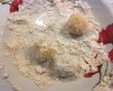 A picture of step 1 of Fried mozzarella balls.