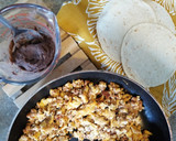 Foto del paso 2 de la receta: Taquitos de huevo con chorizo para llevar