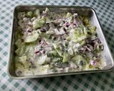 Une image de l'étape 13 de Salade de concombre mariné à la crème, persil et oignon rouge.