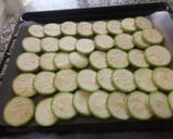 Foto del paso 9 de la receta: Salchichas minis con gulas al ajillo y calabacín al horno