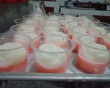 Foto langkah ke 5 dari resep Puding Mawar cup.