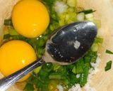 Foto langkah ke 2 dari resep Telur dadar cap daun bawang.