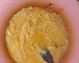Foto langkah ke 3 dari resep Omelete Enoki Endul Ulala.