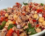 A picture of step 4 of Quick Tuna Salad Lunchbowl.