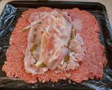 Foto del passaggio 4 della ricetta Polpettone al Pistacchio (ricetta anche per Bimby) con contorno di funghi e piselli