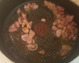 Foto del paso 4 de la receta: Pollo con tocino entreverado y salsa de vino