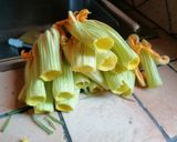 Foto del passaggio 2 della ricetta Fiori di zucca in pastella (senza uova e latte)