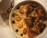 Foto del paso 3 de la receta: Porridge de avena con banana caramelizada, chips de chocolate y almendras, desayuno rápido saludable