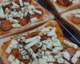 Foto langkah ke 3 dari resep Ide Bekal Easy Peasy: Pizza Roti Tawar.