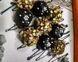 A picture of step 4 of Oreo cheze truffle.