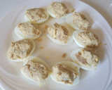 Foto del paso 5 de la receta: Huevos rellenos con atún listos para ensalada