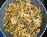 Hình bước làm 4 của món Cơm chiên kimchi bò xúc xích 🍳