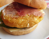 Foto del paso 3 de la receta: Tortilla burger con ajo y pimiento frito (burger a la española)