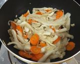 Foto langkah ke 2 dari resep Tumis Brokoli Wortel Jamur.