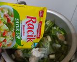 Foto langkah ke 2 dari resep Sop bakso instan.