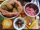 Пляцки з фаршем, грибами та сметаною