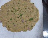 A picture of step 4 of Jowar thalipeeth.