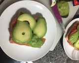 Foto del paso 2 de la receta: Desayuno salmón, aguacate y tomate más rico... 😍