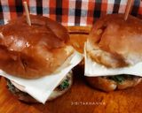 A picture of step 4 of Chicken Salami Burger.
