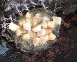 Foto langkah ke 2 dari resep Tumis Bunga Pepaya Dengan Asin Jambal Roti.