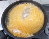 A picture of step 3 of Spaghetti Aglio E Olio.