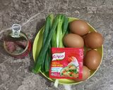 Foto langkah ke 1 dari resep Telur dadar daun bawang kornet.