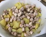 Une image de l'étape 12 de Salade marinée de pommes de terre au porc, oignons nouveaux et tomates orange.