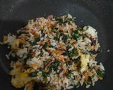 Foto langkah ke 4 dari resep MPASI 1+ Nasi Goreng Bayam Teri.