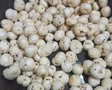 A picture of step 2 of Dhani Makhana Murmura Chivda.