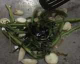 Foto langkah ke 6 dari resep Kangkung Tumis Jamur + 🍅 + 🍳.