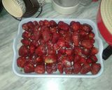 صورة لخطوة 2 من وصفة طريقه الاحتفاظ بفراولة 🍓🍓🍓🍓 في فريزر