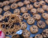 Foto langkah ke 4 dari resep Cookies Chocochip Mini ala Ummi Alfa.