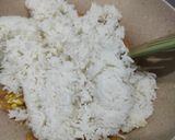 Foto langkah ke 2 dari resep Nasi Goreng Sosis Telur Simpel dan Praktis.