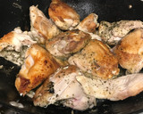 Foto del paso 1 de la receta: Pollo con fideitos en salsa de calabaza y champiñones 🍄 Todo en la misma sartén o wok! Sin ensuciar!