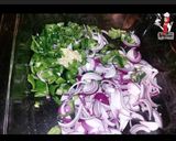 صورة لخطوة 1 من وصفة صينية بطاطس🥔بالسجق وسر الصلصة الغنية بالصوص😋