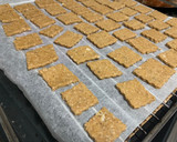 Foto del paso 3 de la receta: Galletas saladas de harina de garbanzo y sésamo con parmesano