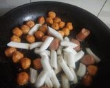 Hình bước làm 1 của món LẮC BỘT PHÔ MAI với Tokbokki,chả tôm, xúc xích