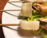 Foto del paso 8 de la receta: Pincho de ceviche de pescado, mejillones y gambones, sobre cama de verduras crudas y frutas