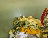 A picture of step 1 of Ponkh bhaji.