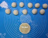 Hình bước làm 2 của món Crescent roll hình quạt