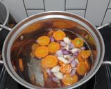 Foto langkah ke 2 dari resep Sayur Bening Oyong Wortel.