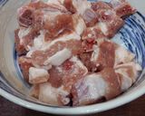 薯仔洋蔥炆排骨的食譜步驟1照片