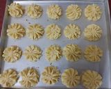 Foto langkah ke 4 dari resep Kue Kering Sagu keju.