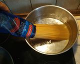 Φωτογραφία βήματος 2 της συνταγής Spaghetti με αρακά, χωριάτικο λουκάνικο και κρέμα γάλακτος