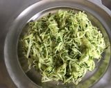 Une image de l'étape 1 de Salade courgettes tomates cerises groseilles feta saucisses grillées et céleri.